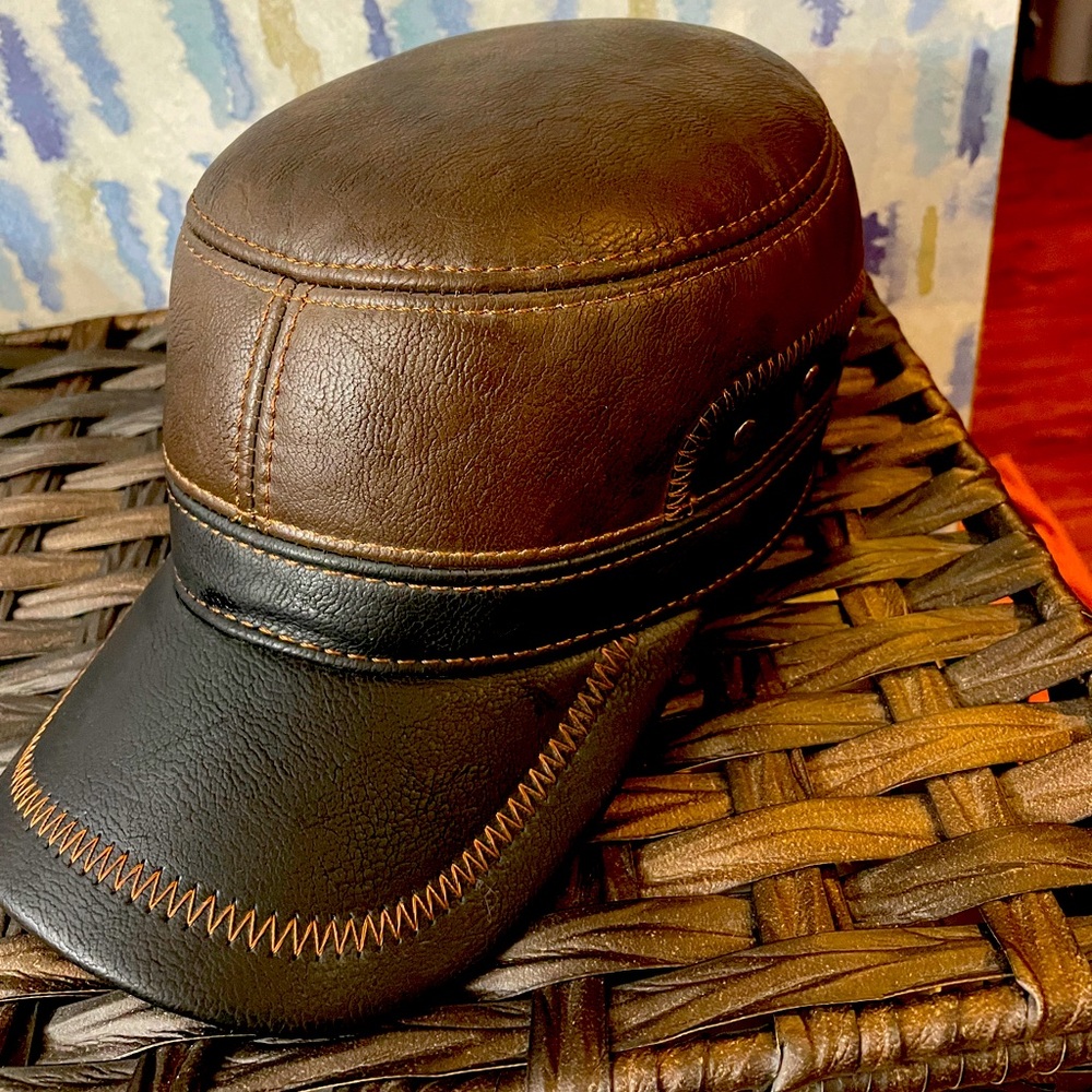 Leather hat (brown/black) with ear covers